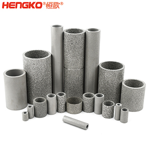 如果您對燒結(jié)不銹鋼濾管筒有任何疑問，您會在這里找到答案。  一、什么是燒結(jié)不銹鋼濾管筒？    是通過加熱或加壓的燒結(jié)工藝制成的特殊金屬管。根據(jù)您需要的金屬類型，可以選擇燒結(jié)不銹鋼金屬管、燒結(jié)銅金屬管或燒結(jié)青銅金屬管。  二、燒結(jié)金屬管有哪些用途？ 1.食品和飲料行業(yè)：防止食物營養(yǎng)成分被沖走，還可以過濾掉污染物。 2.水力發(fā)電廠為您工廠的渦輪機(jī)提供動力。保持電力循環(huán)生產(chǎn)。 3.天然氣生產(chǎn)廠可以捕獲氣體中的小污染物。 4.化學(xué)加工工業(yè)過濾掉有害污染物，提高化學(xué)產(chǎn)品的效率。 5.石油工業(yè)消除污染物來提高石油產(chǎn)品的純度。 6.醫(yī)藥行業(yè)去除藥品中的污染物，并提高藥用價(jià)值     三、燒結(jié)金屬管的優(yōu)點(diǎn)是什么？ 1.材料堅(jiān)固形狀靈活    2.良好的滲透性     3.多種孔隙分布 4.性能穩(wěn)定可以應(yīng)對來自各種流體的高壓而不會變形。  5.機(jī)械強(qiáng)度高可以在高溫高壓等極其惡劣的環(huán)境中使用。 6.可以調(diào)整孔的大小    7.耐腐蝕和熱沖擊   8.設(shè)備易于清潔，無需長時(shí)間關(guān)機(jī)。  四、選擇燒結(jié)金屬管時(shí)要注意以下幾點(diǎn)：  優(yōu)質(zhì)材料、溫度范圍、微米變化、耐腐蝕、納污能力、機(jī)械強(qiáng)度 需要的高強(qiáng)度（恒歌316不銹鋼濾管正反向流動中提供相同的強(qiáng)度）      燒結(jié)金屬管的工作原理  五、什么材料可以制造燒結(jié)金屬管？ 1.燒結(jié)不銹鋼：高機(jī)械強(qiáng)度耐腐蝕，在高壓高溫中高效運(yùn)行不會損壞；  2.銅粉末燒結(jié)管屬不銹鋼替代品，耐腐蝕且經(jīng)濟(jì)實(shí)惠，但耐溫和強(qiáng)度較差；  3.鎳合金，適用于極端工作條件的燒結(jié)金屬管。     注：燒結(jié)、固化、退火有以下幾個(gè)方面的比較：  1.燒結(jié)：這是一種熱處理方法，會使粉末狀物質(zhì)形成整體材料，利用粉末中單個(gè)粒子之間發(fā)生的擴(kuò)散。可以固態(tài)和液態(tài)下發(fā)生。     金屬粉末  2.養(yǎng)護(hù)：是用來加速化學(xué)反應(yīng)的技術(shù)，適用于高分子及高分子材料復(fù)合。當(dāng)熱固性聚合物在室溫下無法在合理時(shí)間內(nèi)固化時(shí)，您將使用固化爐應(yīng)用高溫來實(shí)現(xiàn)固化過程。  （例如，當(dāng)您將預(yù)浸碳纖維覆蓋在模具上時(shí)可以固化它，使它保持模具的形狀，單體會在固化溫度下迅速反應(yīng)，從而形成熱固性聚合物，使預(yù)浸墊物質(zhì)變硬。）  3.退火：是一種熱處理技術(shù)，用于使用非常高的溫度來減輕物質(zhì)的應(yīng)力，降低處理物質(zhì)中原子間鍵內(nèi)的內(nèi)應(yīng)力和整體彈性能。此外，它是指金屬熱處理、高性能聚合物和陶瓷玻璃的術(shù)語。  （例如，您可以將冷軋鋼坯退火，制成另一種產(chǎn)品，當(dāng)內(nèi)部應(yīng)力不推薦時(shí)，例如在進(jìn)行機(jī)加工之前，您可使用此過程，機(jī)械加工通過去除材料來改變內(nèi)應(yīng)力的分布。     六、有哪些類型的燒結(jié)金屬管： 1.燒結(jié)多孔金屬管金屬管上的孔有助于過濾過程，運(yùn)營成本低，但由于表面積小效率較低。     2.褶皺燒結(jié)金屬管表面積大于多孔金屬管，過濾效率高，但成本也高。     七、能清洗燒結(jié)金屬管嗎？ 建議定期清潔設(shè)備上累積的污染物提高效率，確保其經(jīng)久耐用并發(fā)揮最佳性能，延長使用壽命。  在 Hengko我們將幫助您獲得合適的燒結(jié)不銹鋼濾管筒以滿足獨(dú)特的應(yīng)用要求。您有任何疑問，請隨時(shí)聯(lián)系我們的團(tuán)隊(duì)。m.gythjx.cn